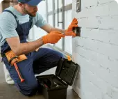 Homem fazendo uma instalação elétrica