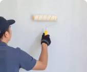 Homem pintando uma parede